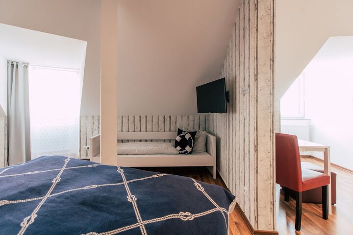 Room 32 of 77