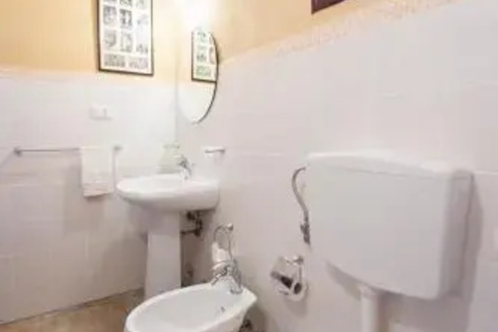 Room 6 of 12