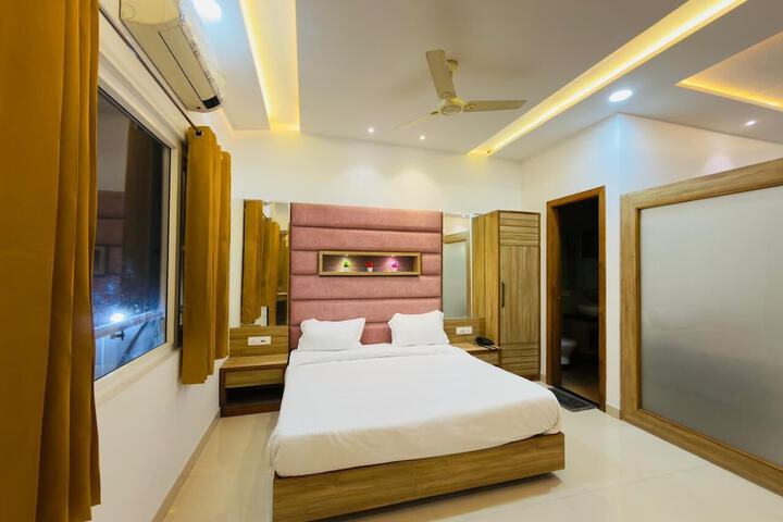 Room 6 of 12