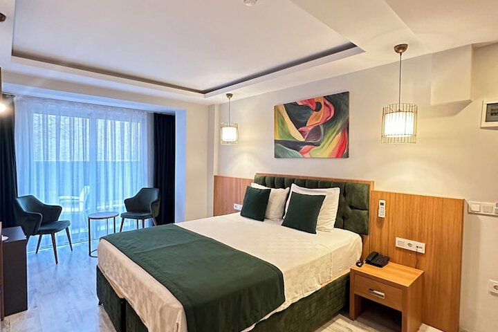 Room 7 of 102