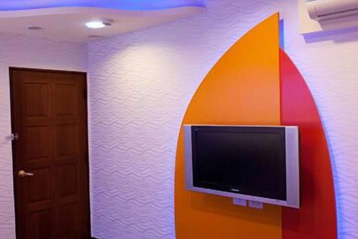 Room 9 of 33
