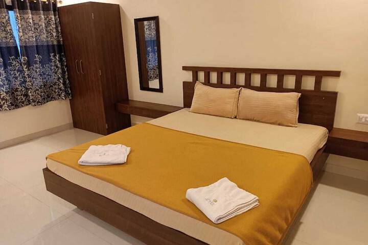 Room 4 of 12