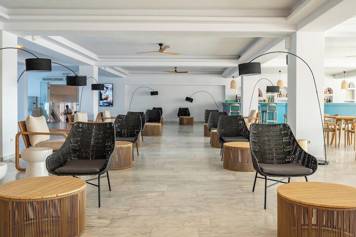 Lounge 84 of 126