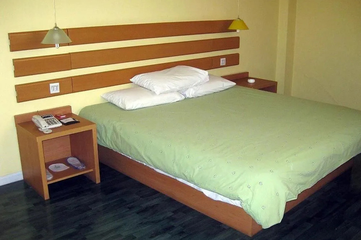 Room 5 of 11
