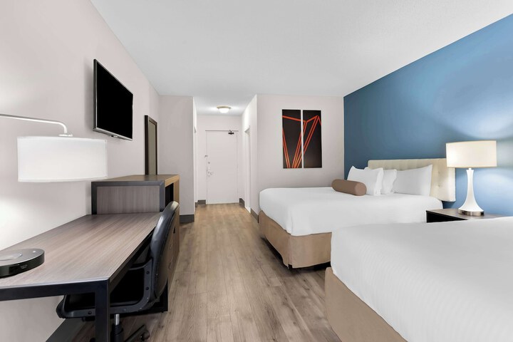 1 Queen Bed (8 of 21)