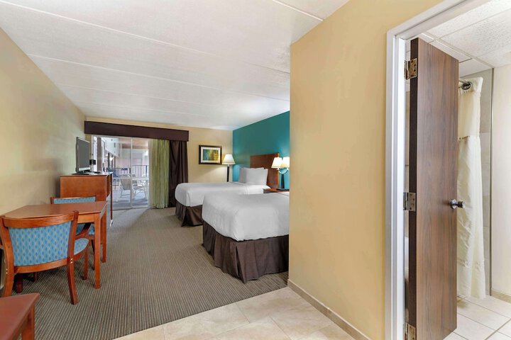 1 Queen Bed (4 of 16)