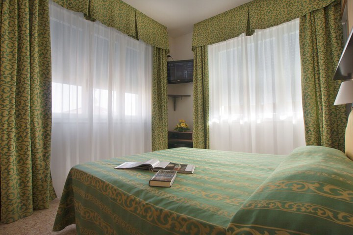 Room 3 of 33