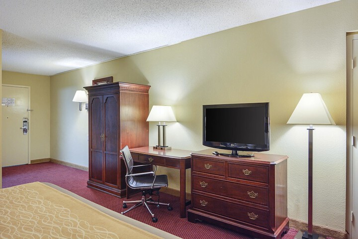 1 King Bed (2 of 9)