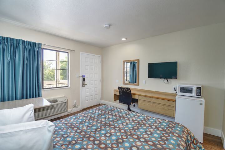1 Queen Bed (8 of 12)