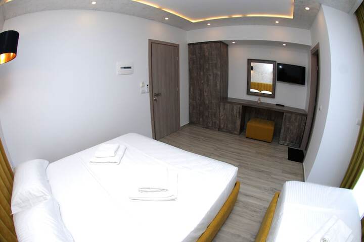 Room 10 of 103