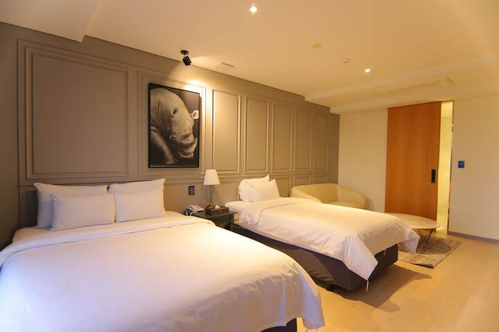 Room 33 of 190