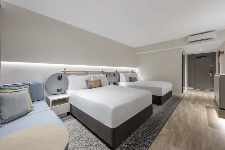Room 4 of 76