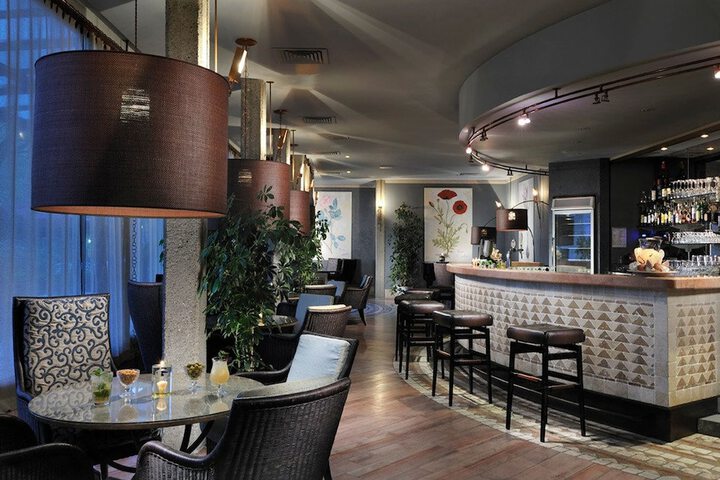 Lounge 76 of 98