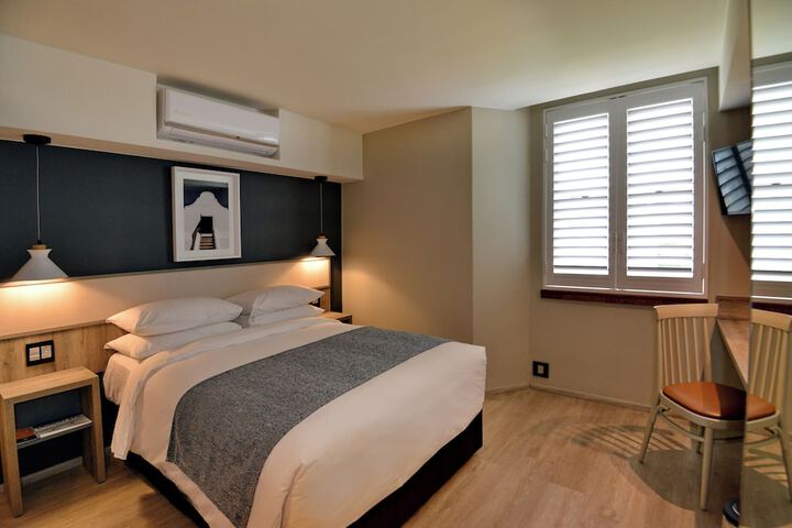 Room 4 of 28