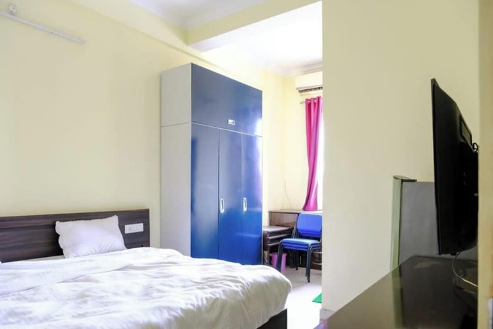 Room 5 of 8