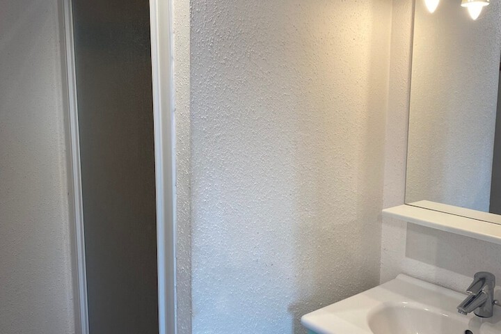 Room 8 of 11