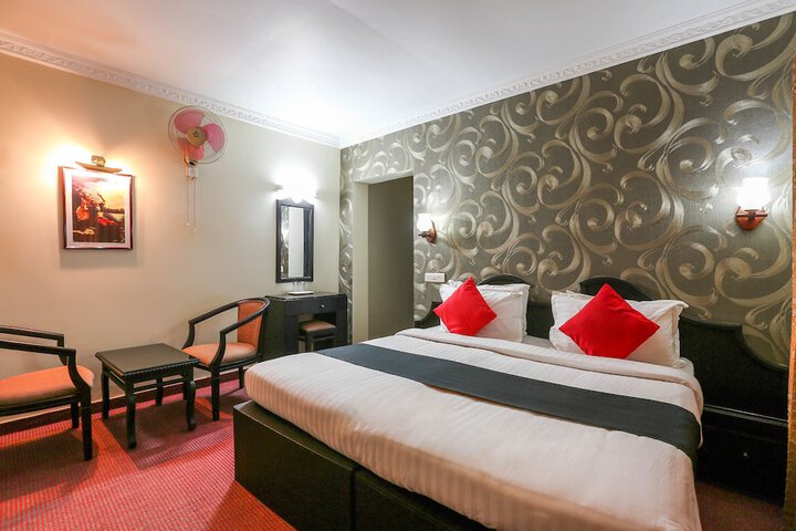 Room 6 of 8