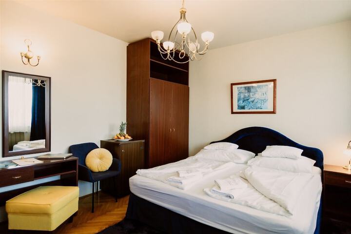 Room 27 of 47