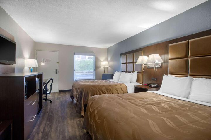 2 Queen Beds (8 of 16)