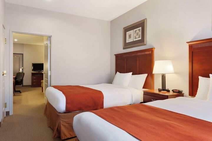 1 King Bed Suite (2 of 6)
