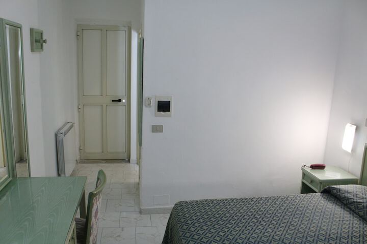 Room 34 of 121