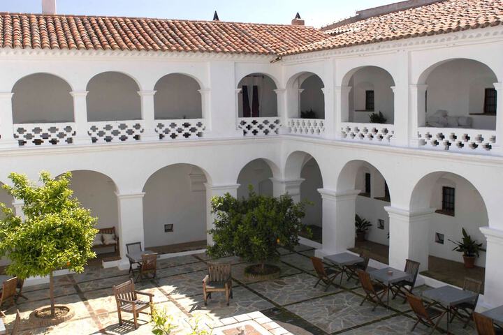 Hotel Exterior 47 of 52