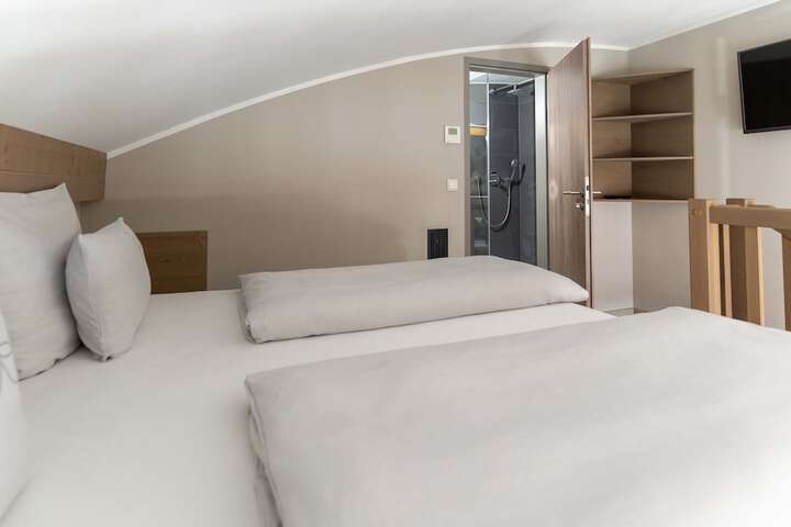 Room 43 of 118