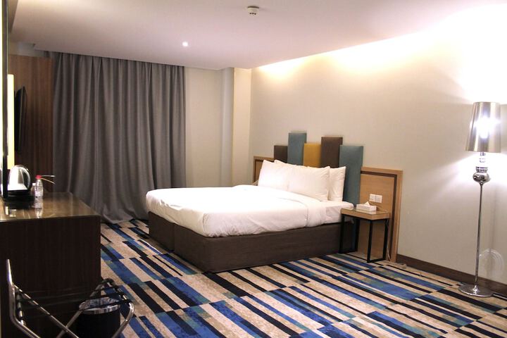 Room 10 of 32