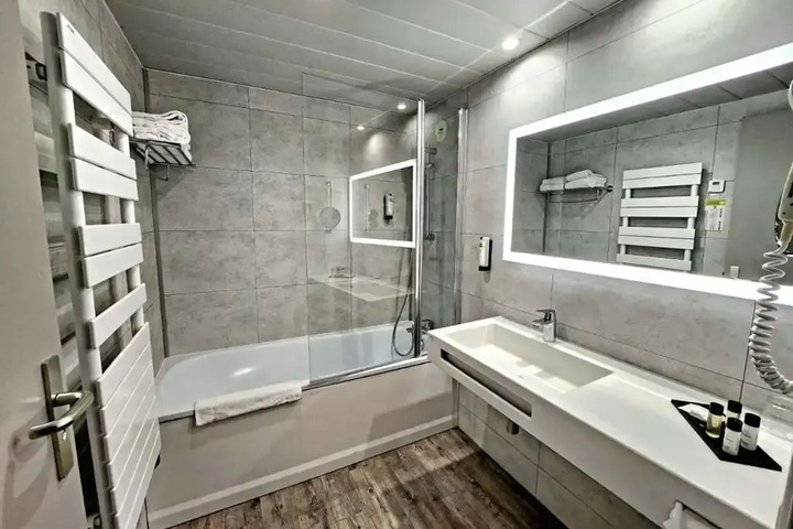 Room 6 of 28