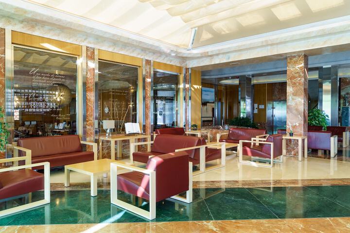 Lounge 55 of 88