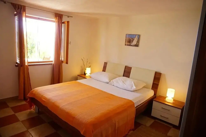 Room 4 of 11