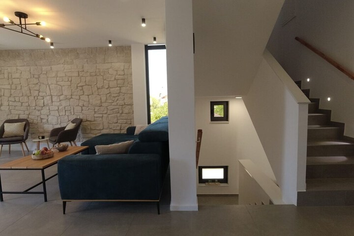Room 8 of 16