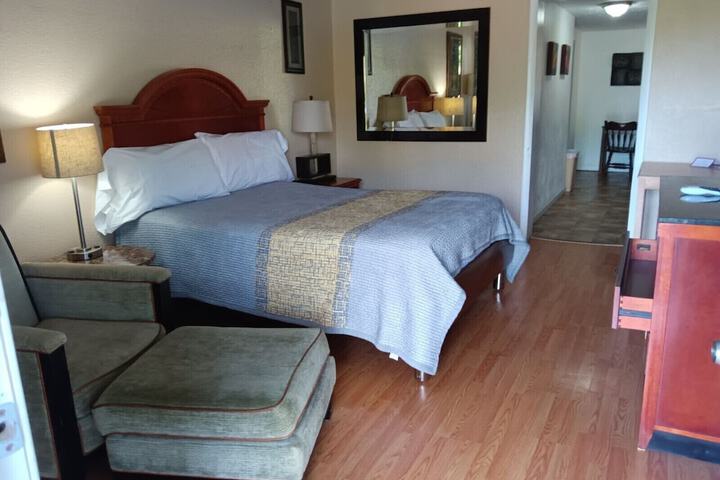Deluxe Single Queen Bed (46 of 50)