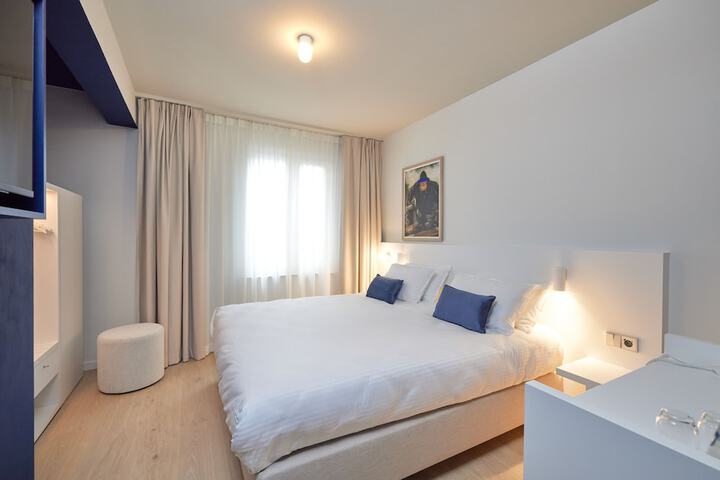 Room 4 of 68