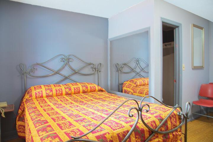 1 Queen Bed (6 of 8)