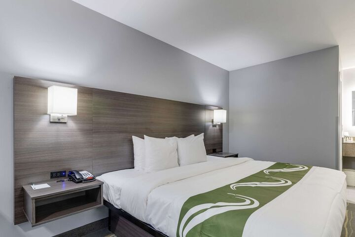 1 King Bed (10 of 16)
