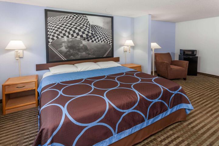 1 King Bed (4 of 10)