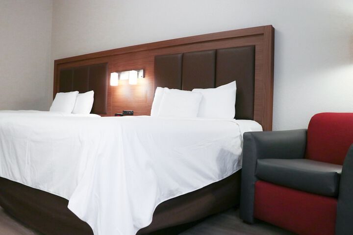 2 Queen Beds (1 of 10)