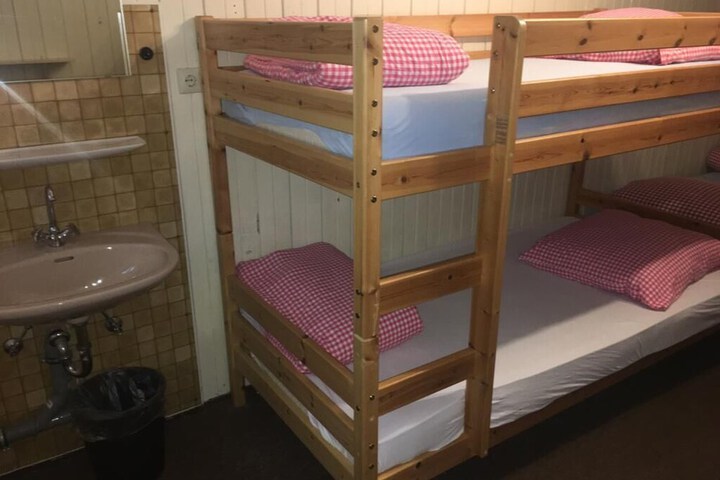 Room 5 of 8