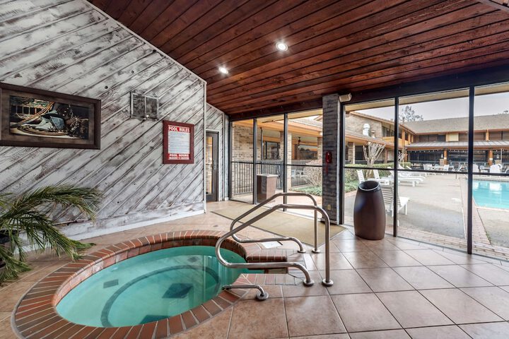 Indoor spa tub