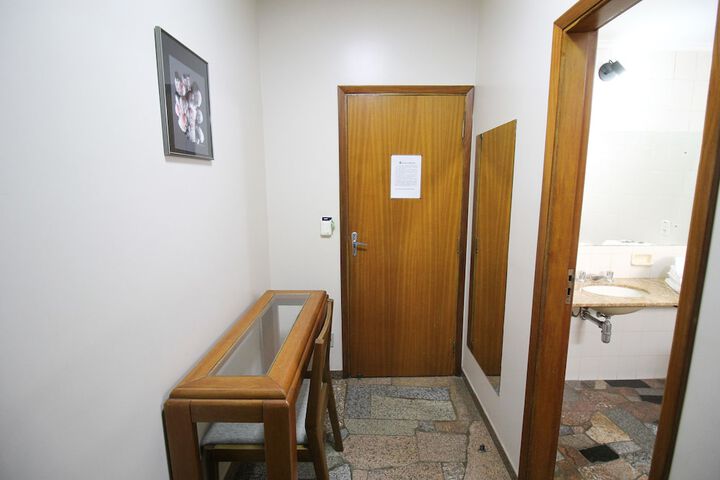 Room 43 of 183