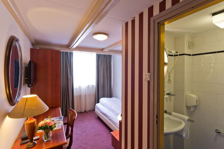 Room 2 of 47