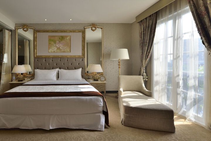 Room 6 of 30