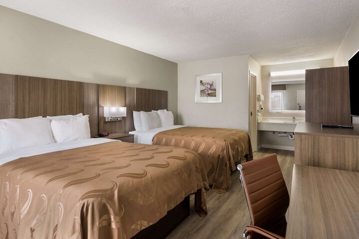 2 Queen Beds (3 of 8)