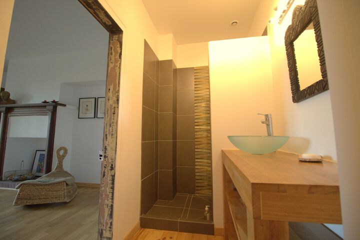 Room 6 of 11