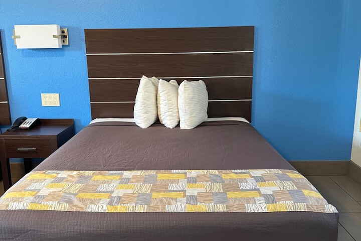 2 Queen Beds (6 of 8)
