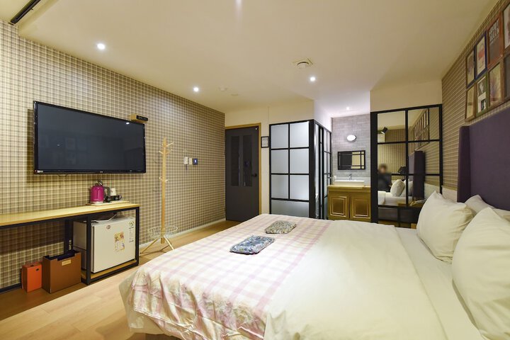 Room 27 of 66