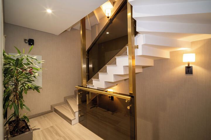 Ballroom/Hall 164 of 170