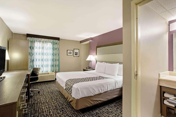 1 King Bed Deluxe Room (7 of 14)