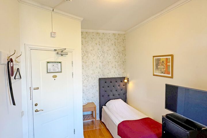 Room 48 of 212
